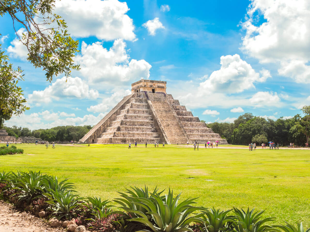 Temple on grassy plain at Chichén Itzá historic site in Mexico