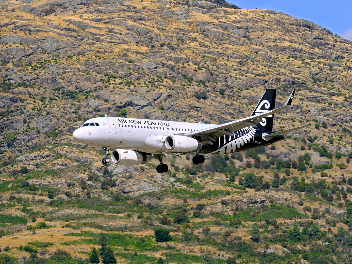 Air New Zealand Airbus A320 on approach to runway