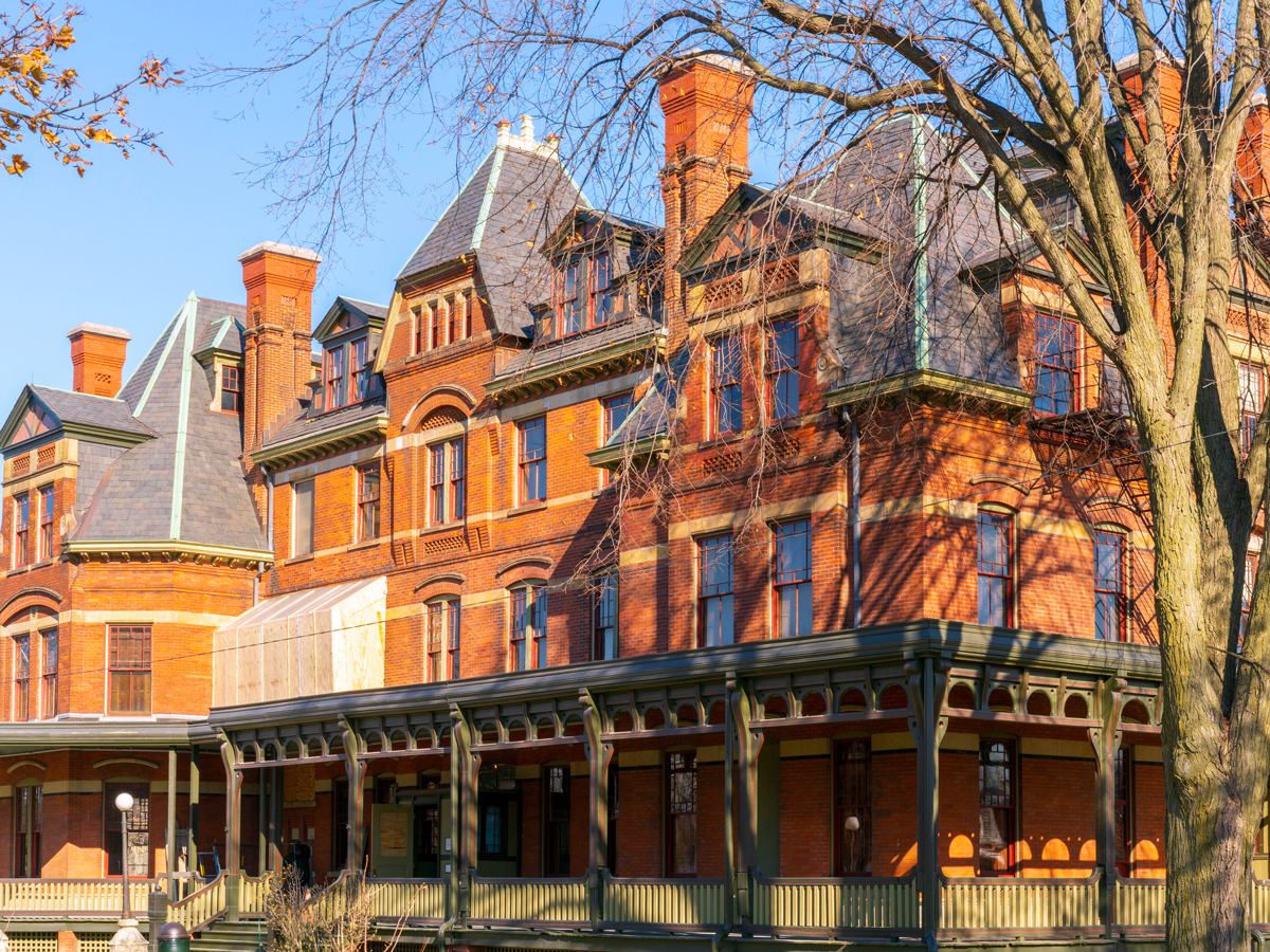 Exterior of Hotel Florence in Chicago, Illinois