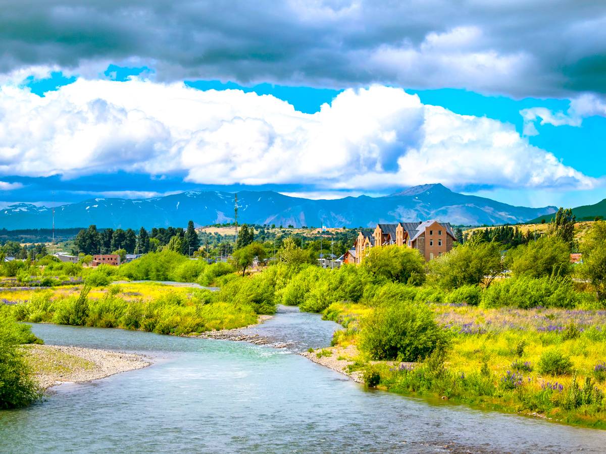 River, homes, and mountains in Chubut, Argentina