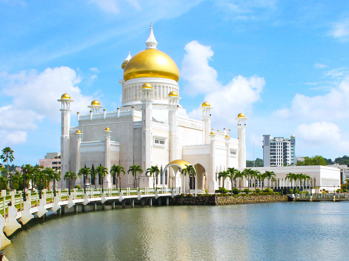 Omar Ali Saifuddien Mosque in Bandar Seri Begawan, Brunei