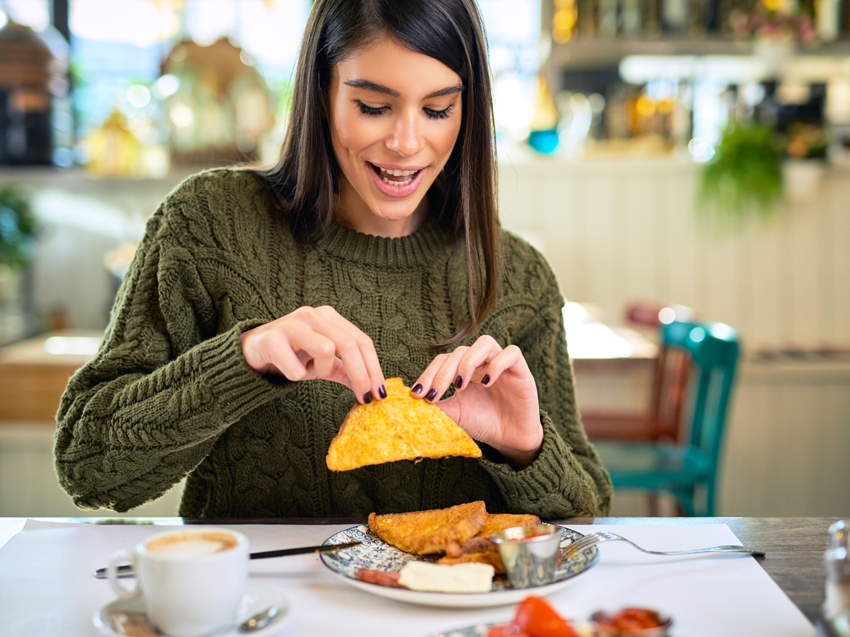 Diner eating French toast