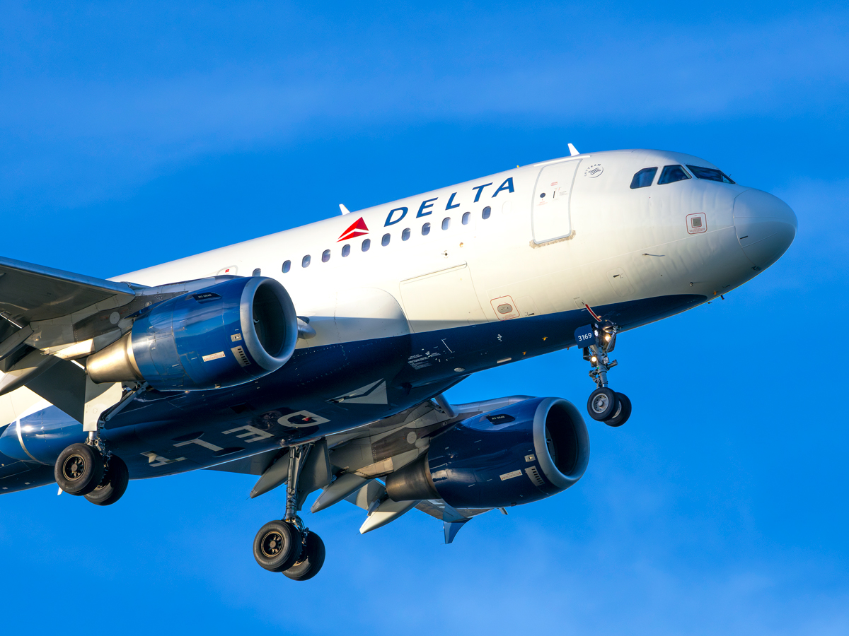 Delta Air Lines Airbus A319 on approach