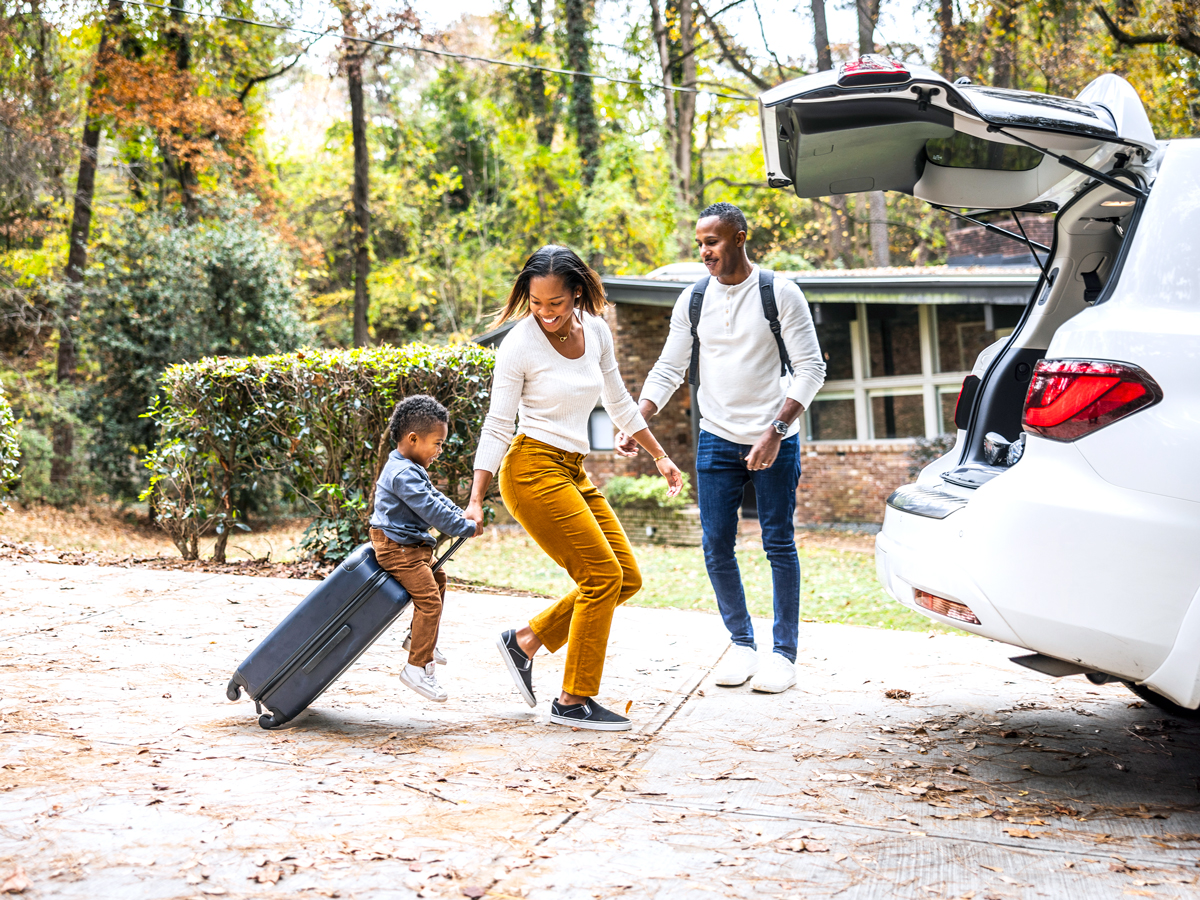 Family packing car for vacation