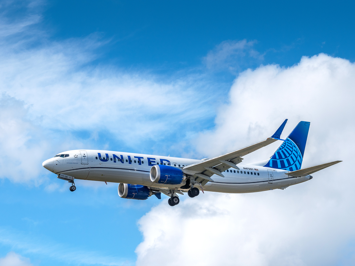 United Airlines Boeing 737 on approach