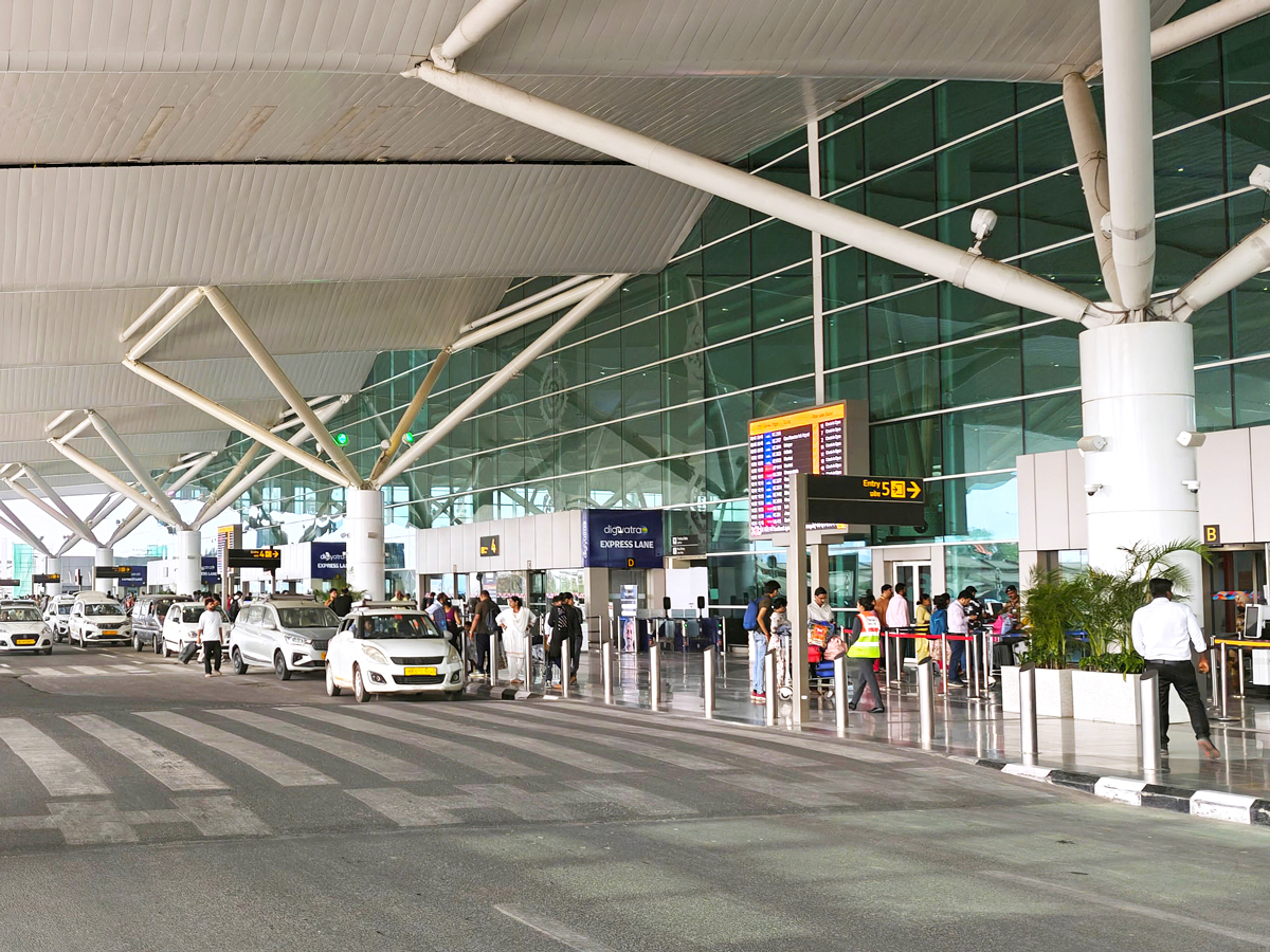 Curbside drop-off area at Delhi's airport