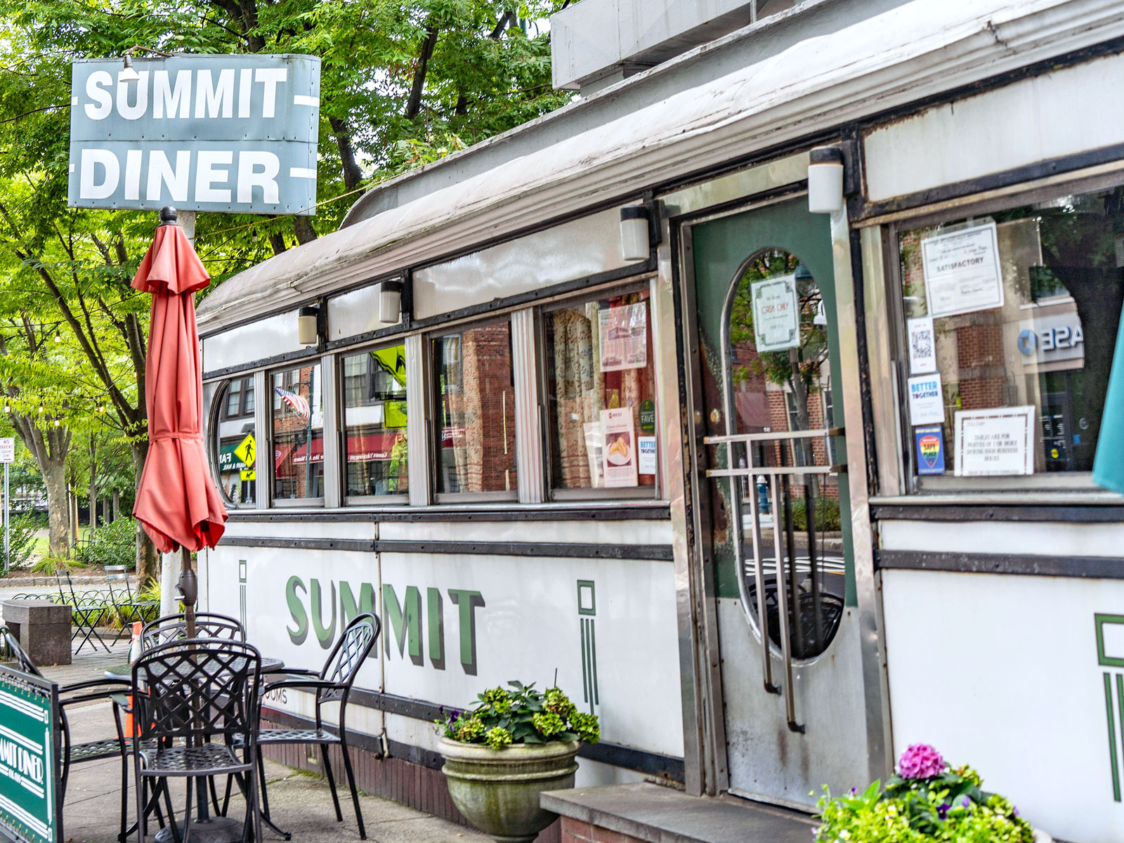 Exterior of Summit Diner in New Jersey