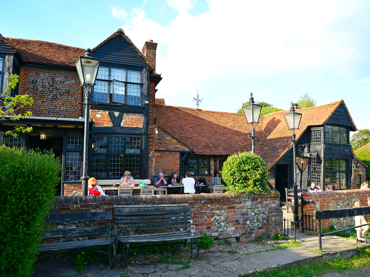 People dining on the patio of the Royal Standard of England
