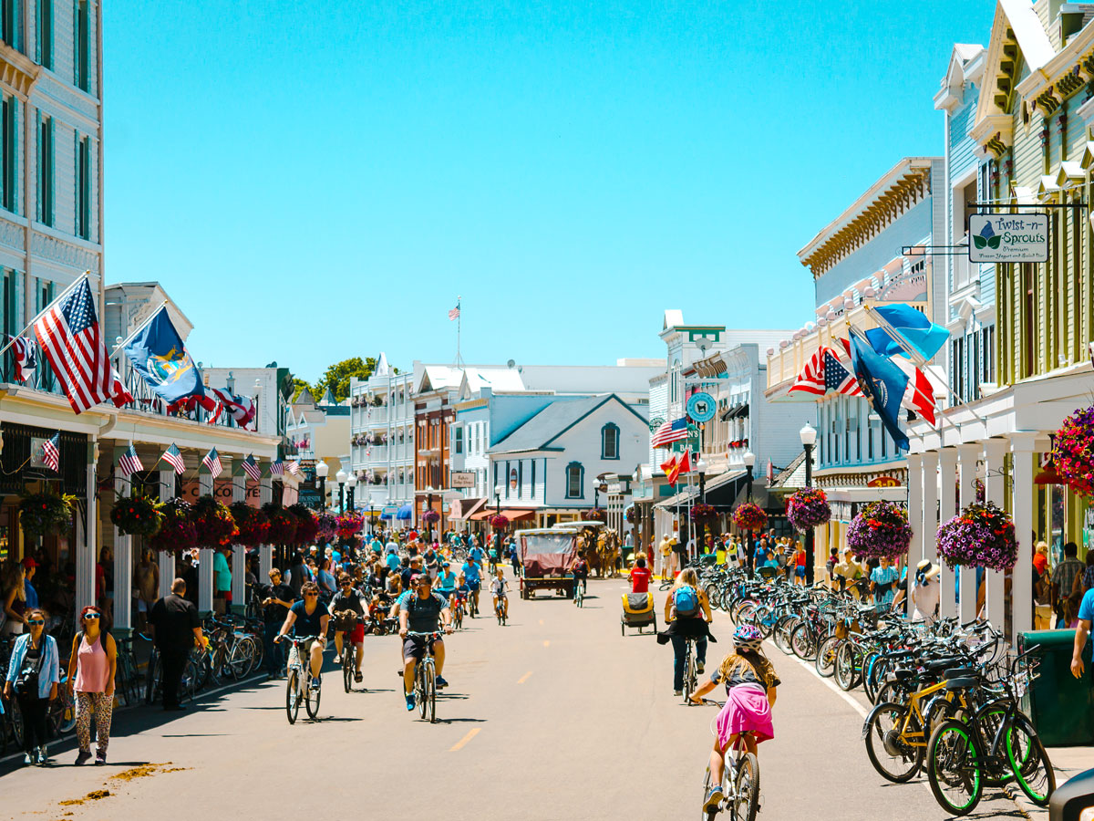 Pedestrians and bikes on busy main street on Mackinac Island