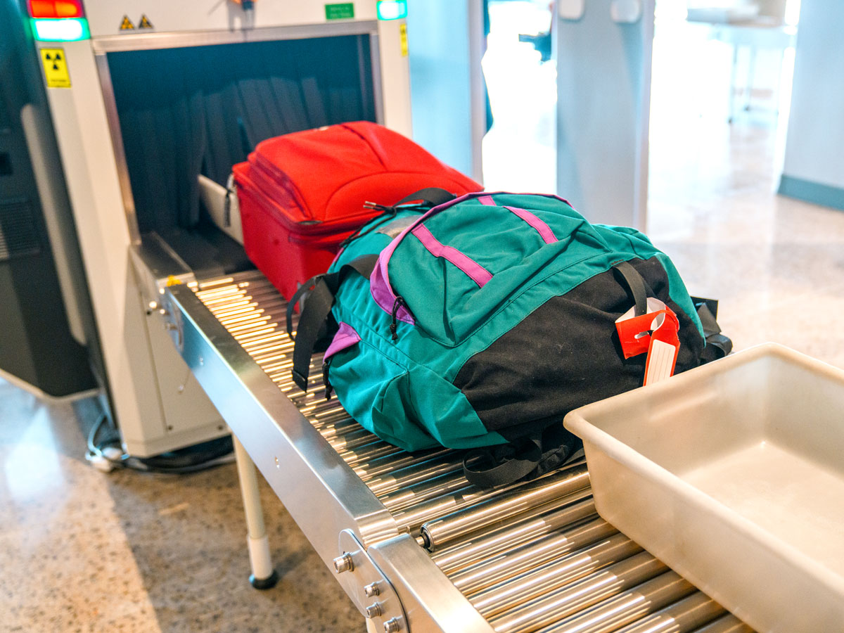 Bags on conveyor belt to be screened at security checkpoint