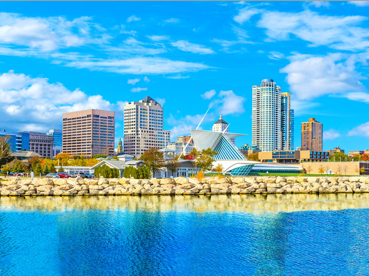 Milwaukee Museum of Art and skyline along Lake Michigan