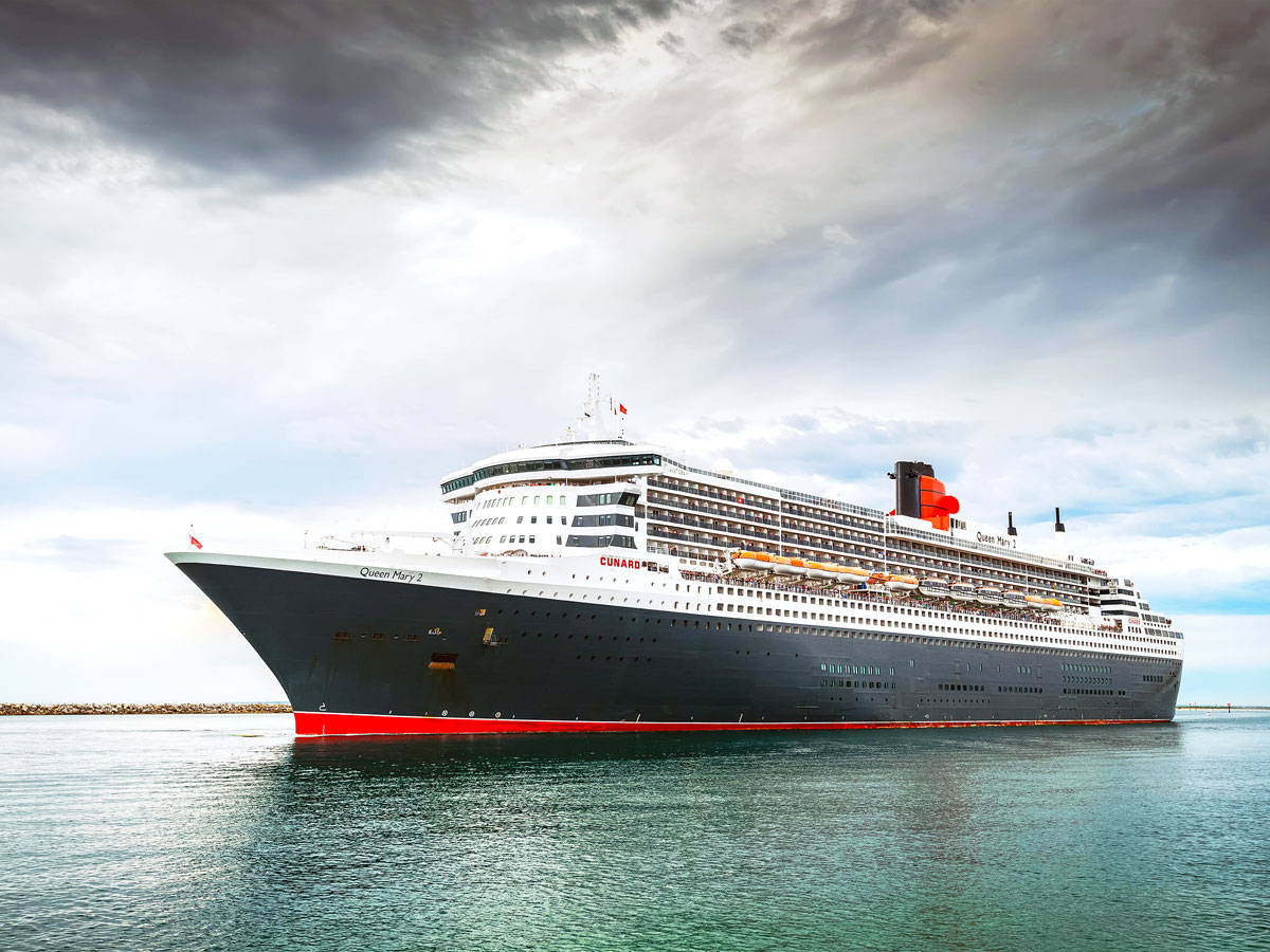 Queen Mary 2 at sea