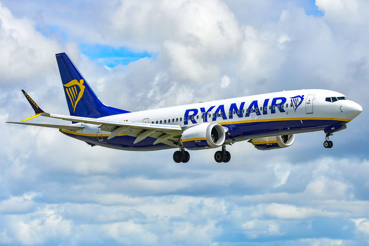 Ryanair Boeing 737-8 MAX on approach