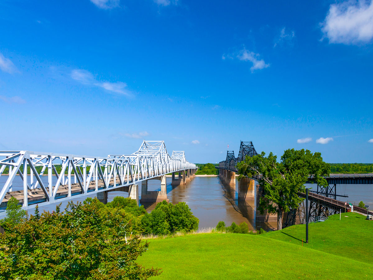 Dual bridges spanning the Mississippi River in Vicksburg, Mississippi