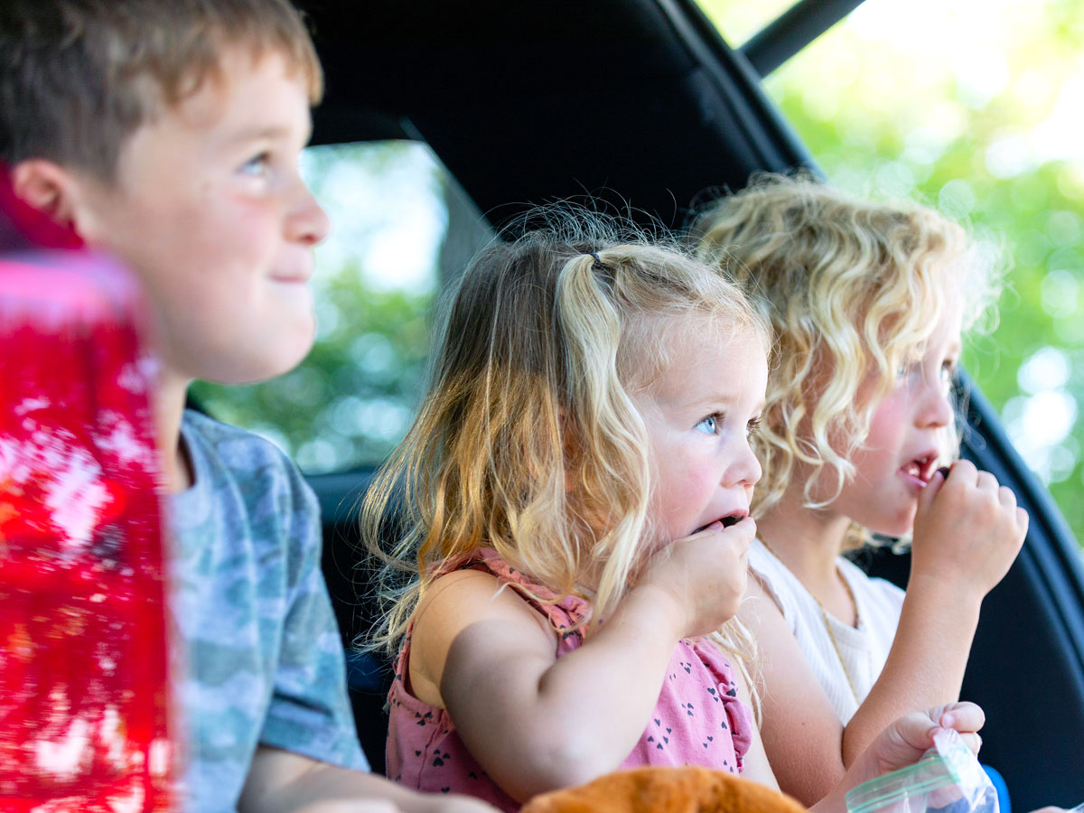 Kids eating snacks in car