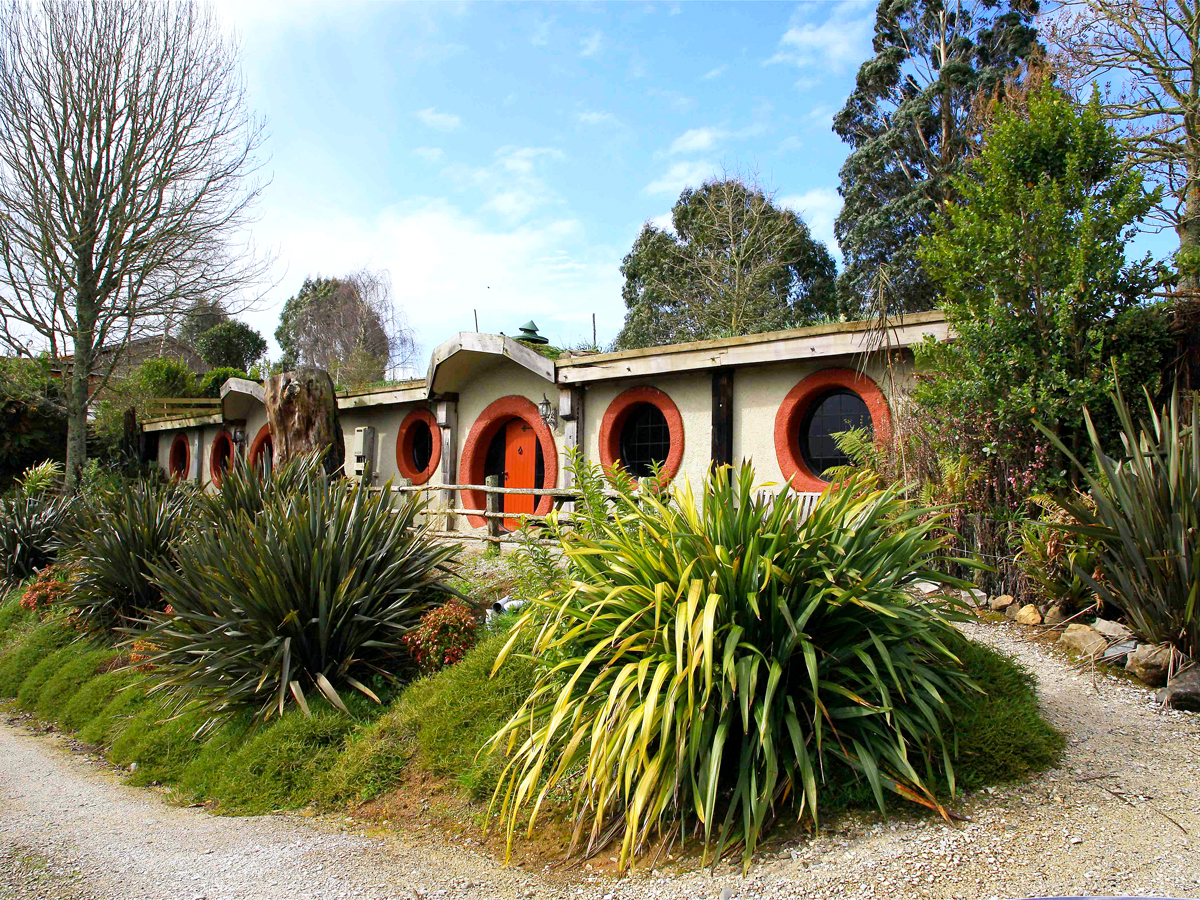 Gardens and accommodations at Woodlyn Park Motel in New Zealand