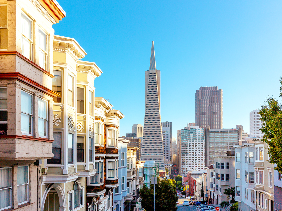 San Francisco row homes with view of Transamerica Building and downtown skyline
