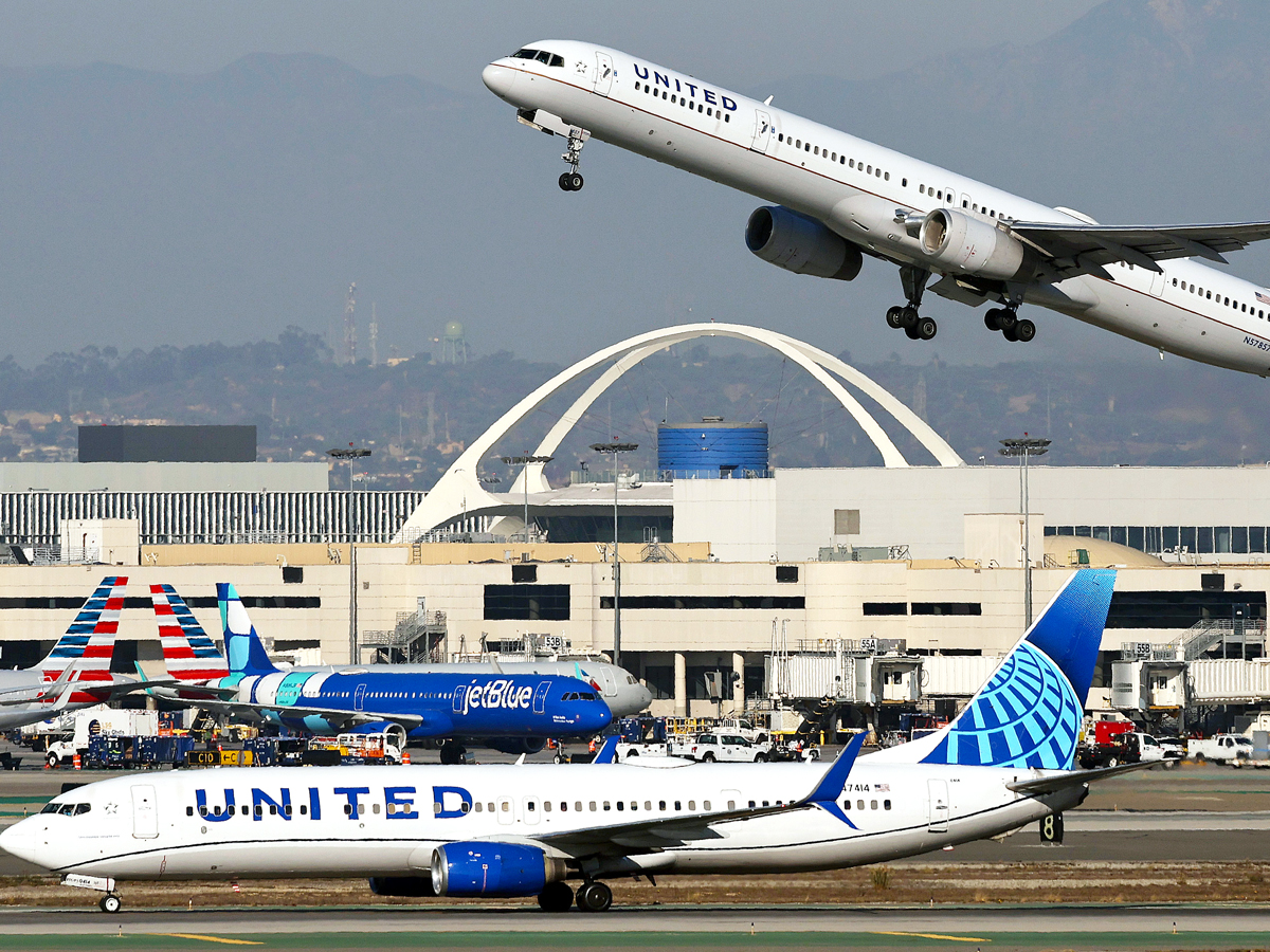 United Boeing 757 taking off at Los Angeles International Airport