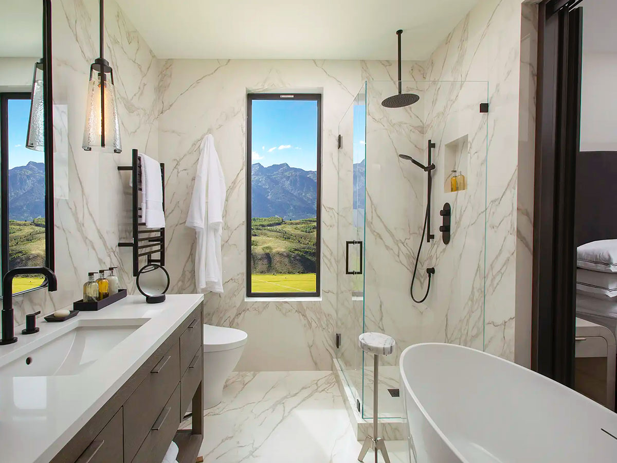 Bathroom with mountain views at Hotel Yellowstone