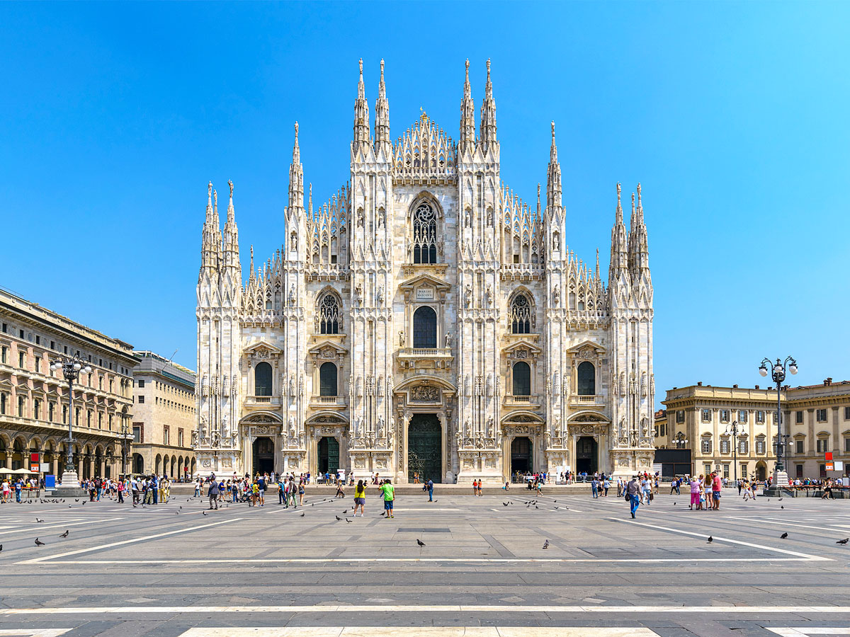 Tourists in plaza facing the Duomo di Milano